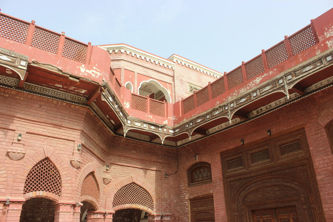 Hand-carved jharoka balcony and lattice work on the haveli facade